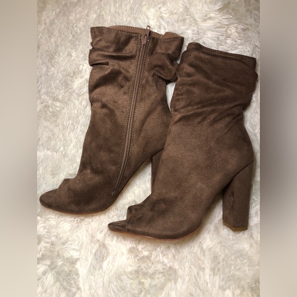 VENUS Brown Suede Ankle Booties size 9 NWOT - Picture 4 of 14
